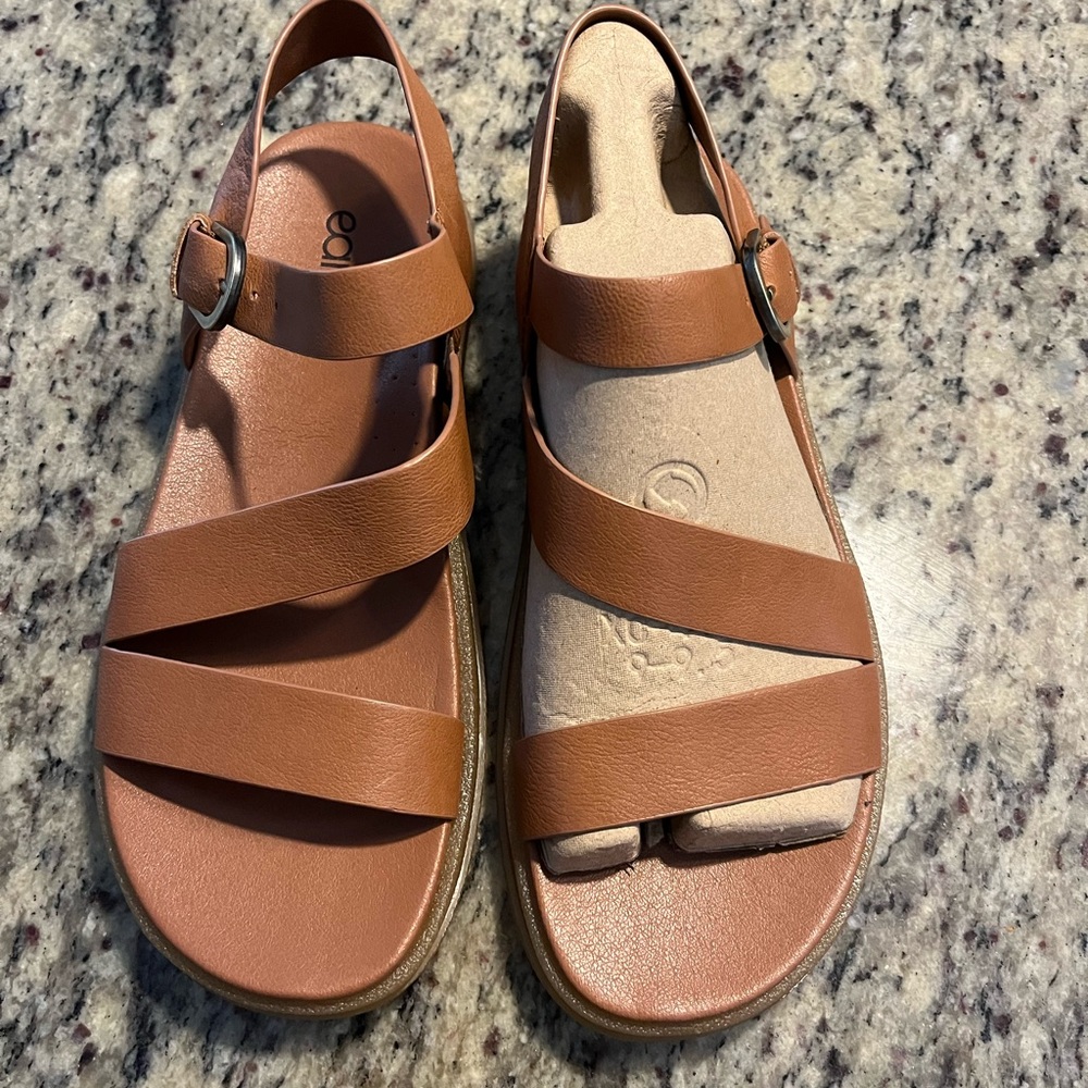Earth Lainy Strappy Round Toe Natural Tan Sandals Size 9 NEW